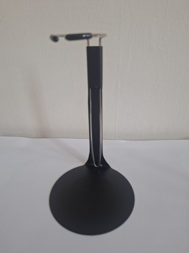 Black metal dollstand for 8 - ,