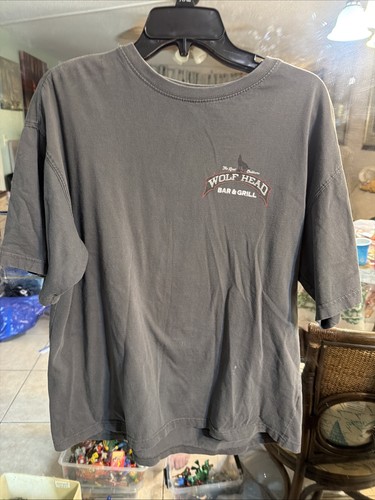 Grey shirt features wolf - t-shirt,
