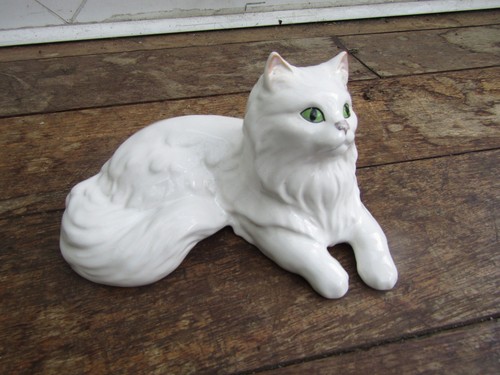 Vintage sylvac lying down cat - lying,