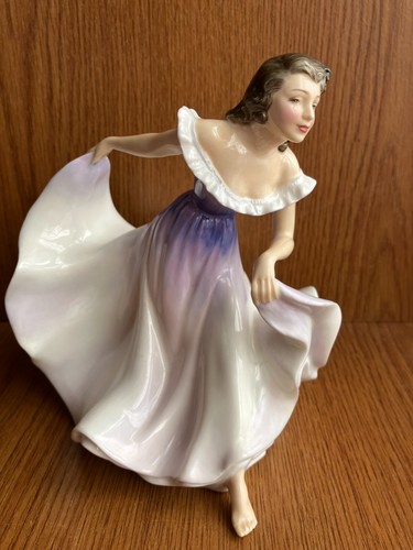 Royal doulton figurine - figurine, bone