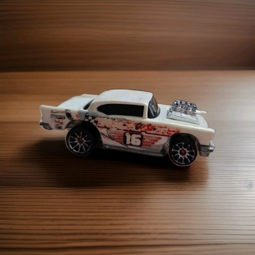 Hot wheels chevy white - hot,