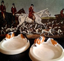 A pair of Royal Worcester pin trays. Recumbent  foxhounds by Doris Lindner.