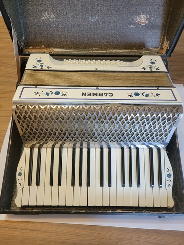 Hohner carmen piano accordion - carmen,