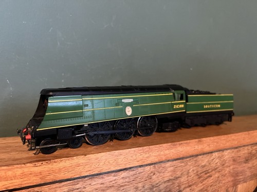Hornby r374 gauge battle - oo,