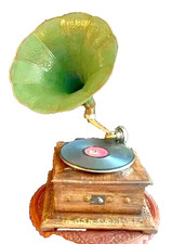 Antique Gramophone, Fully