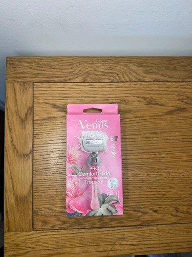Venus tropical razor and