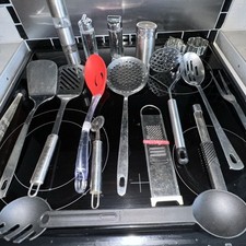 20 Assorted Kitchen Cook Tools plus 4 tea coffee mugs 