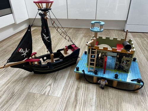 Toy van pirate ship - le,