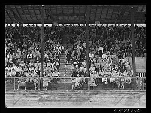 Spectators the sulky races - sulky,