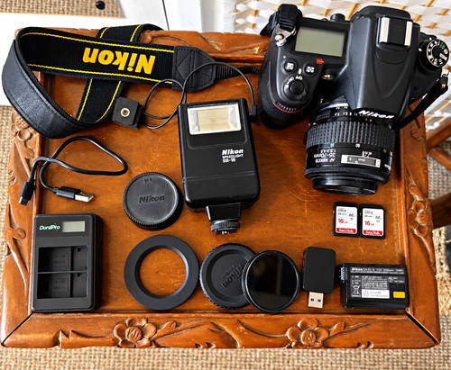Nikon d7000 2mp digital slr - nikon,