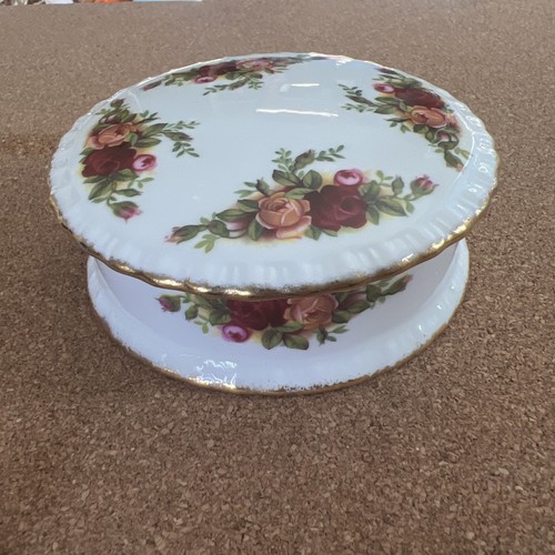 Old country roses royal albert - roses,