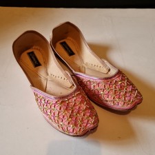 Glamour Indian Jutti Shoes in Pink Leather With Gold embellishments, Size 6.