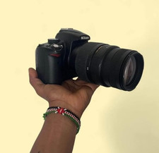 Nikon D D5000 12.3MP DSLR & VR 70-300mm Lens. Shutter Count: 18702