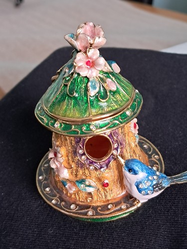 Vintage metal trinket box with - vintage,
