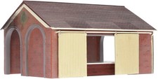 R9533 Hornby Skaledale OO Magna Goods Shed - Chipped Lug on Platform (Pre-Owned)