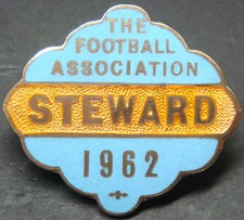 THE FOOTBALL ASSOCIATION 1962 STEWARD Badge Brooch pin In gilt 35mm x 32mm