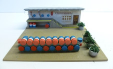 OO HO 00 gauge diesel engine refuelling point with oil drums barrels cabin Kibri