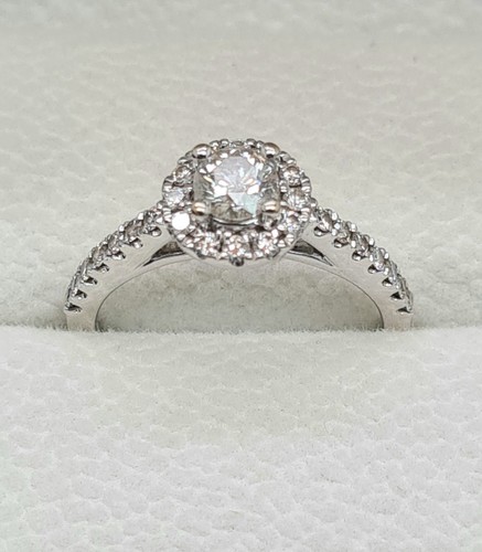 18ct white gold - white, 0.79ct