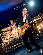 Joe Bonamassa with his Signature Gibson Les Paul guitar and Jason  - Old Photo 3