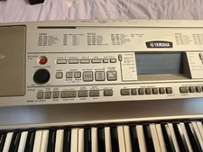 Yamaha DGX 300 Keyboard in great working condition