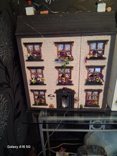 Large furnised dolls house - furnised,