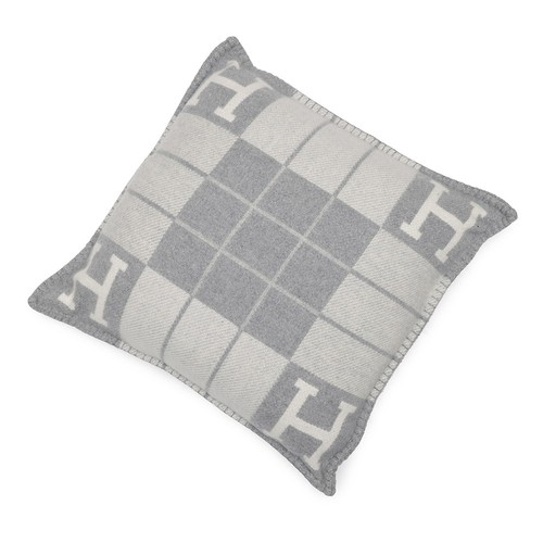 Hermes avalon iii cushion size - cushion,