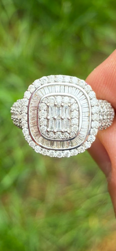 9ct white gold - , approximately