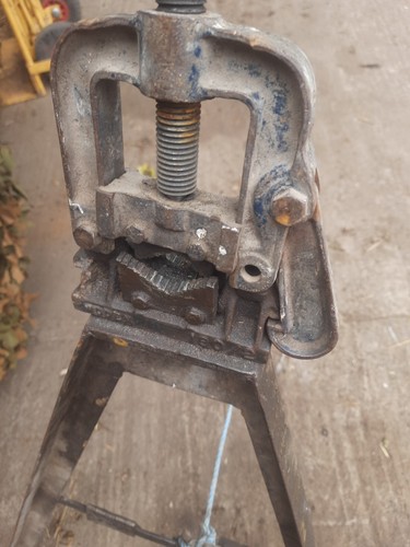 Record pipe vice - record,