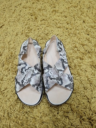 Euc womens clarks - euc,