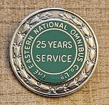 1969 EASTERN NATIONAL OMNIBUS Co 25 YEAR SILVER & ENAMEL BUS / COACH PIN BADGE.