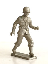1 x UNKNOWN MAKE. WWII U.S. ARMY INFANTRY METAL SOLDIER.. APPROX 50mm SCALE