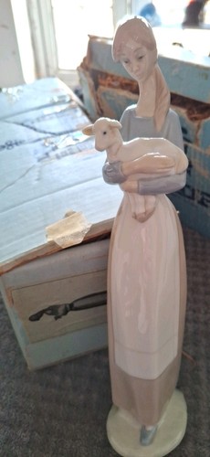 Lladro figurine girl with - figurine,