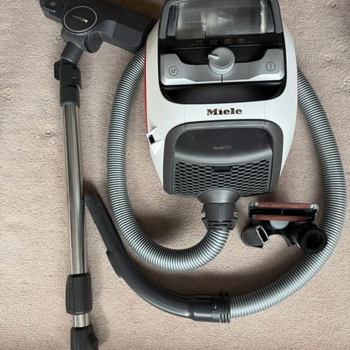 Bagless cylinder vacuum