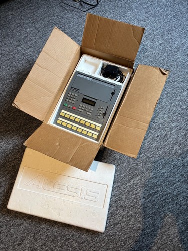 Alesis hr16 drum machine - alesis,