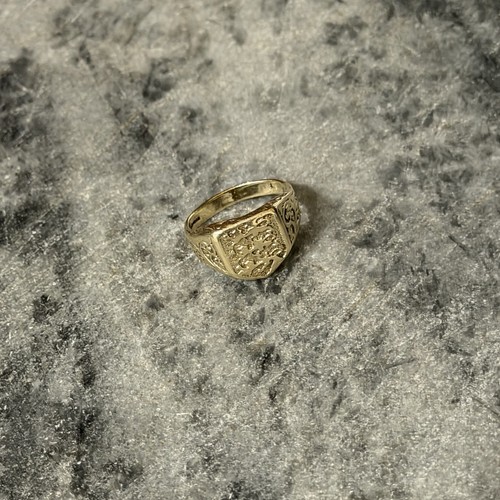 9ct yellow gold three - 9ct,