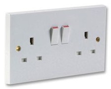 13A WHITE PLASTIC SINGLE