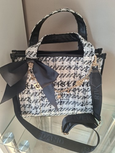 River island black and white - river,