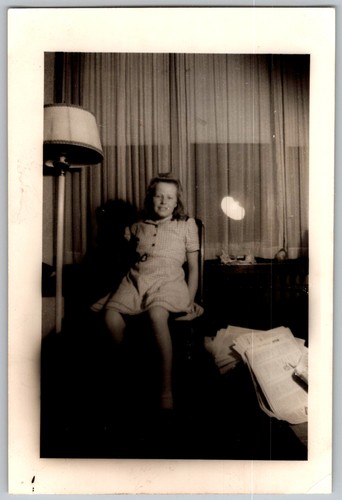 Vtg snapshot girl sitting - b&w,