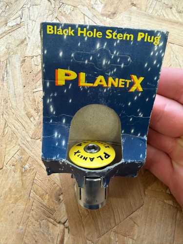 Planet black hole stem plug - black,