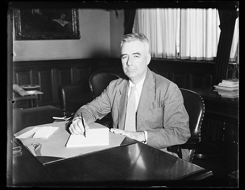 Photo man seated desk - photo:man,