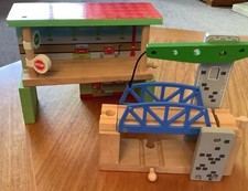 Wooden Train Lifting Bridge and 2 level station ( Brio - compatible)
