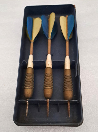 Vintage kwiz feather darts - vintage,