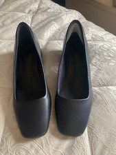 MARKS & SPENCERS LADIES NAVY SHOES SIZE 5