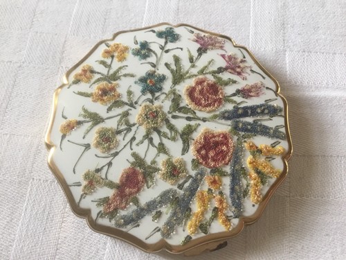 Beautiful vintage stratton - beautiful,