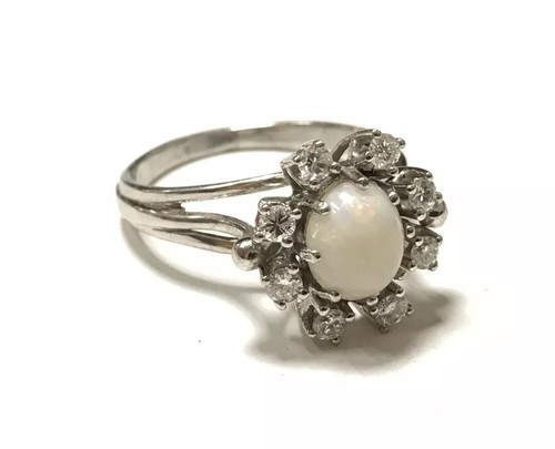 Opal brilliant ring white gold
