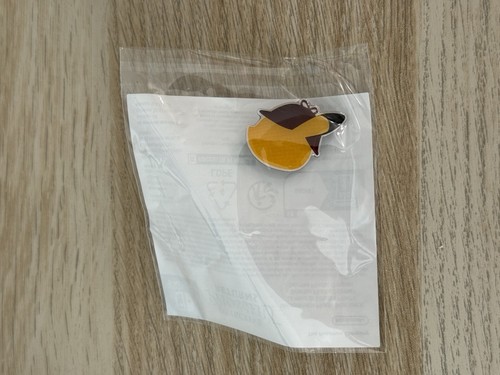 Detective pikachu pin badge - pikachu,