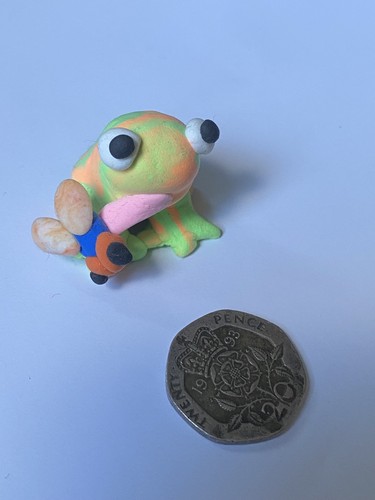Desk pet pink orange - desk, frog