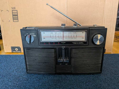 Vintage realistic fm - realistic, am/fm