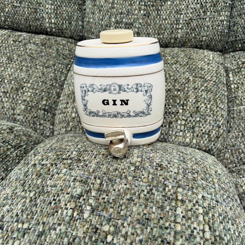 Royal victoria wade pottery - wade,