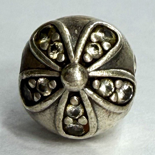 Silver tone round - round, cut-out